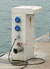 Typischer Strom- und Wasseranschluss in Marinas - man erkennt, da verschiedene Steckadapter sinnvoll sind.