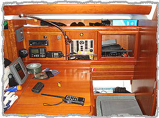 Kartentisch mit Schaltpanel und GPS, Funk, Hifi-Radio und Zubehör